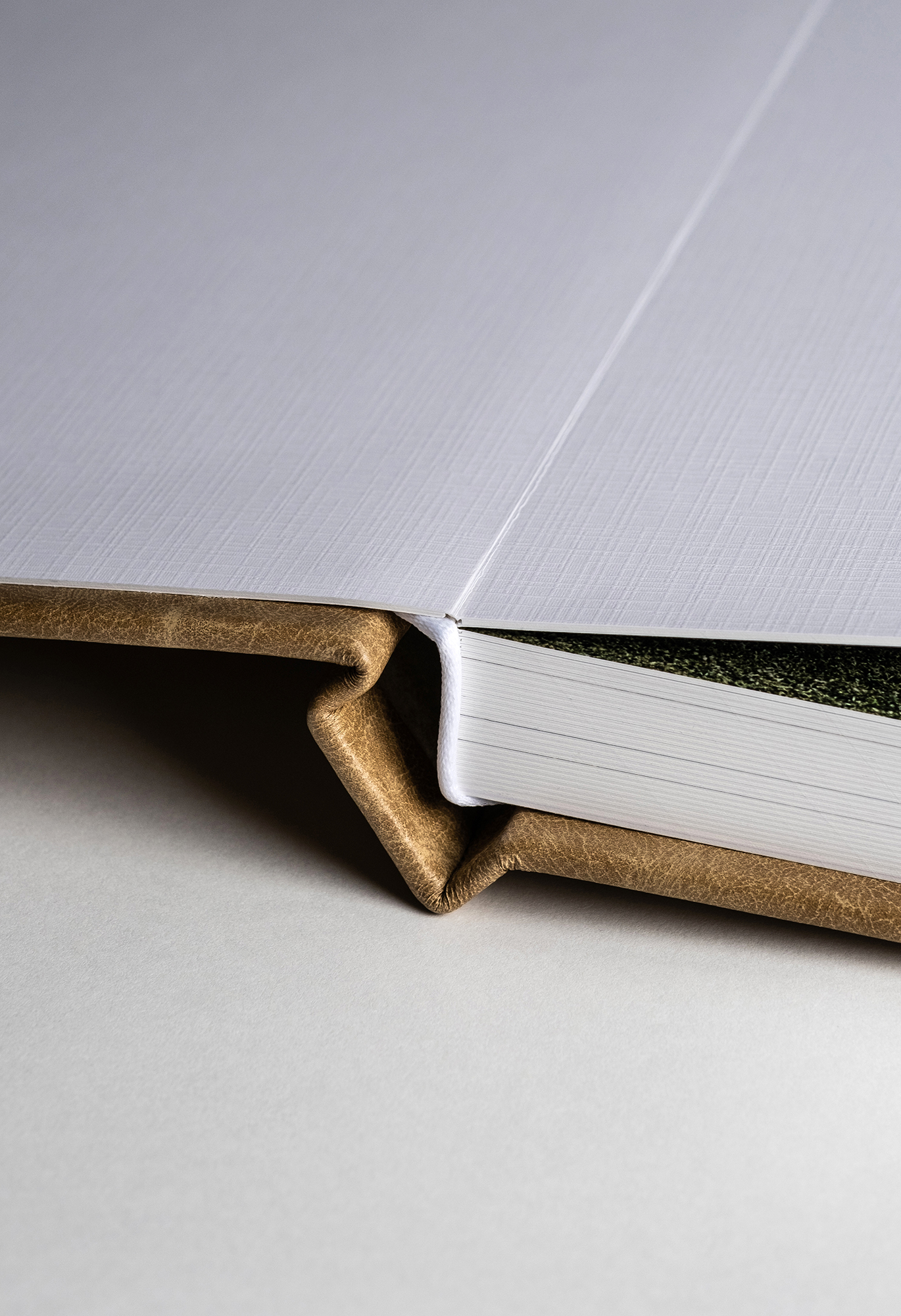 Binding of a wedding album that opens flat